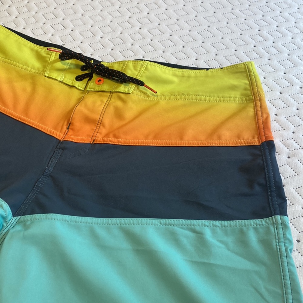 Billabong Platinum X Mens size 34 swim shorts - Rare sunset color - Like new - Picture 3 of 9
